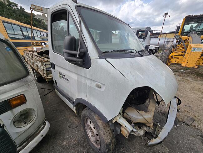 Renault Master 2.5 dCi chassi-cabine 2012 no pátio do Desmanche Beltrão