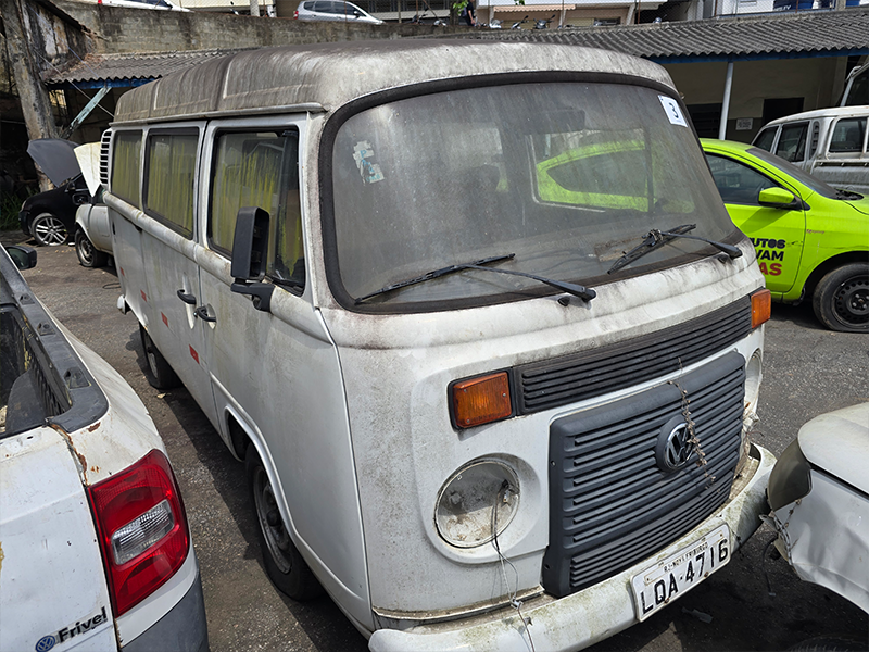 VW Kombi Lotação 1.4 2011 no pátio do Desmanche Beltrão