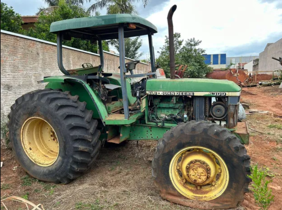 Trator John Deere 6300 4x4 — no pátio do Desmanche Beltrão